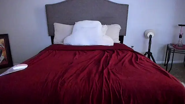 yiauana online show from October 13, 2025, 6:02 am