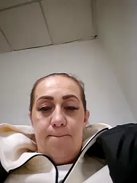 AvaLloyd online show from February 16, 2025, 2:43 pm