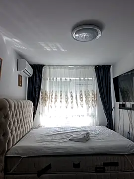 AvaLloyd online show from March 20, 2025, 1:04 pm