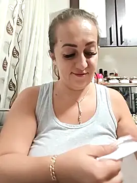 AvaLloyd online show from September 29, 2025, 2:38 am