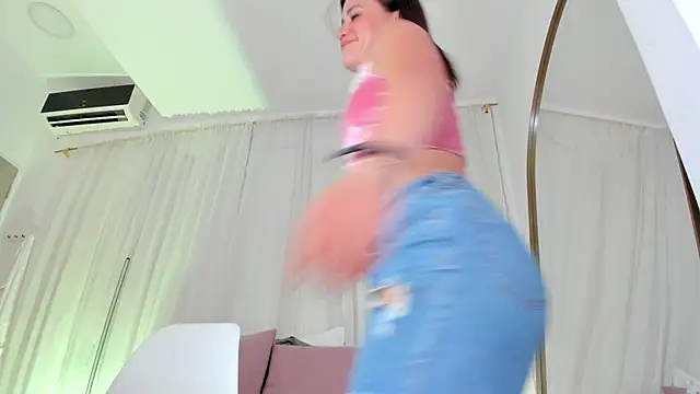 Petite Lucie online show from November 5, 2025, 7:03 pm