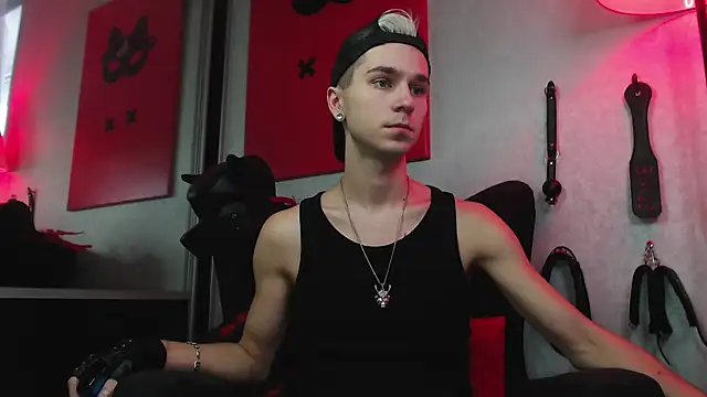 Joseph  Quinn online show from December 20, 2024, 11:43 am