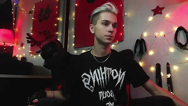 Joseph  Quinn online show from December 23, 2024, 2:17 pm