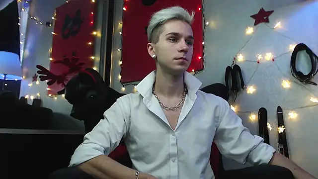 Joseph  Quinn online show from December 24, 2024, 11:28 am