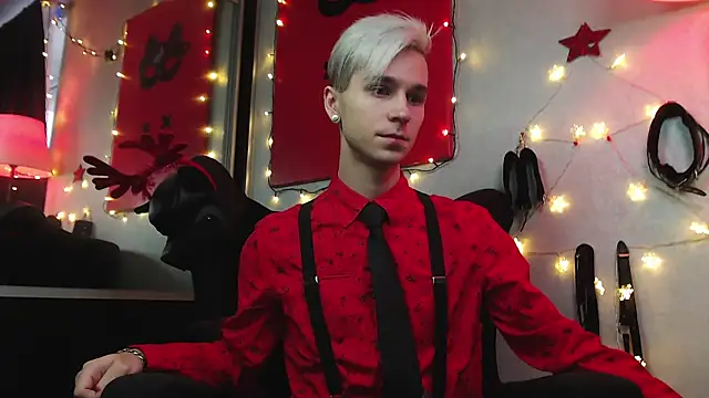 Joseph  Quinn online show from December 25, 2024, 11:22 am