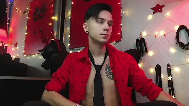 Joseph  Quinn online show from December 29, 2024, 1:38 pm