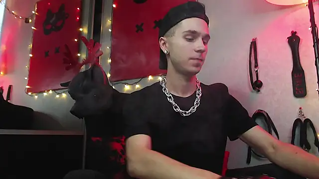 Joseph  Quinn online show from January 4, 2025, 12:05 pm