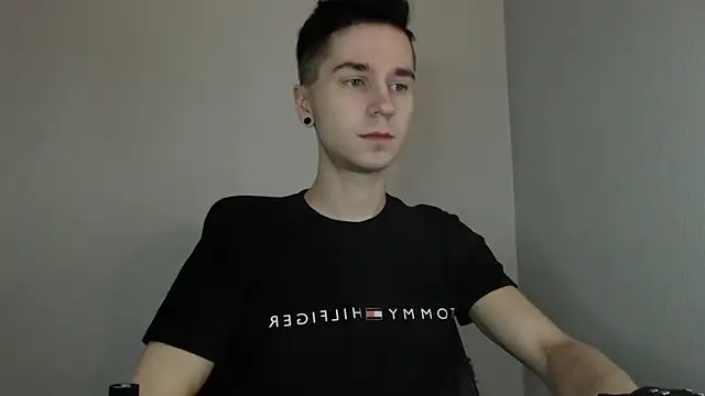 Joseph  Quinn online show from January 9, 2025, 8:13 am