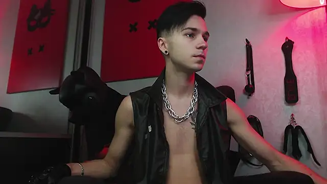 Joseph  Quinn online show from January 25, 2025, 11:02 am