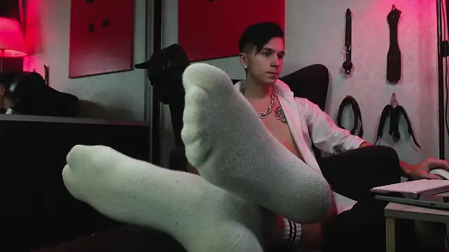 Joseph  Quinn online show from February 2, 2025, 2:24 pm