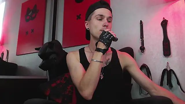 Joseph  Quinn online show from February 14, 2025, 12:14 pm