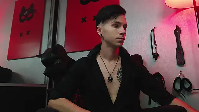 Joseph  Quinn online show from March 7, 2025, 8:13 am