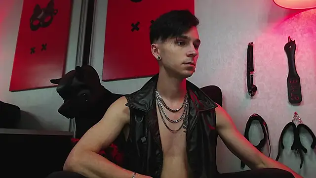 Joseph  Quinn online show from March 13, 2025, 10:57 am