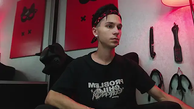 Joseph  Quinn online show from March 22, 2025, 11:53 am