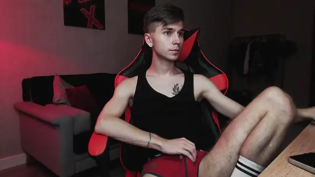 Joseph  Quinn online show from October 20, 2025, 1:22 pm