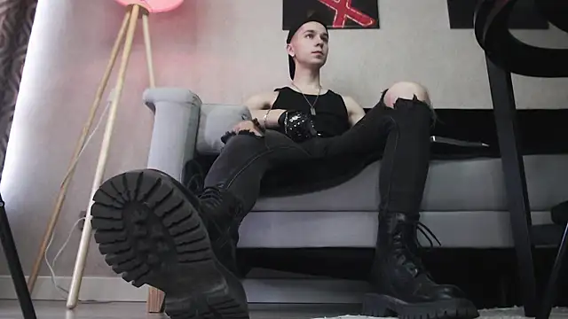 Joseph  Quinn online show from December 2, 2025, 7:25 am