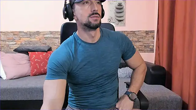 HotHunkTrainer online show from February 10, 2025, 5:30 pm