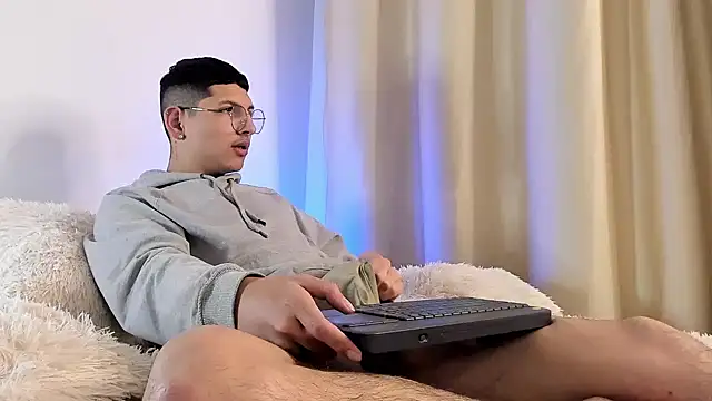 a lejandro 0 8 online show from January 27, 2025, 4:20 am