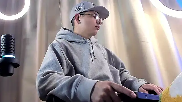 a lejandro 0 8 online show from February 5, 2025, 1:04 am