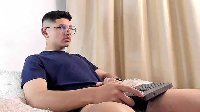 a lejandro 0 8 online show from February 7, 2025, 4:16 am