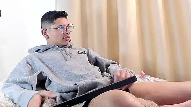 a lejandro 0 8 online show from February 9, 2025, 1:03 pm