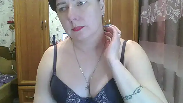 Snapshot of SophieNightAh chatting on February 13, 2025, 6:38 pm SophieNightAh online show from February 13, 2025, 6:38 pm