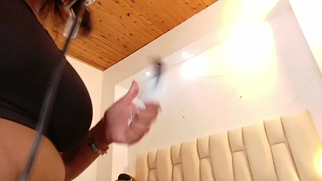 lia mariana online show from September 14, 2025, 11:59 pm