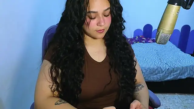 Luciernaga18 online show from April 2, 2026, 11:35 pm