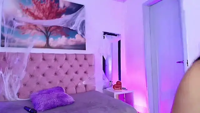 Julianaa Castro  online show from October 21, 2025, 11:44 am