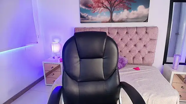 Julianaa Castro  online show from March 25, 2026, 11:38 am