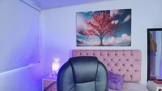 Julianaa Castro  online show from March 31, 2026, 11:43 am