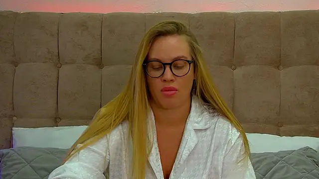 MariaNeumann online show from March 6, 2025, 7:03 am