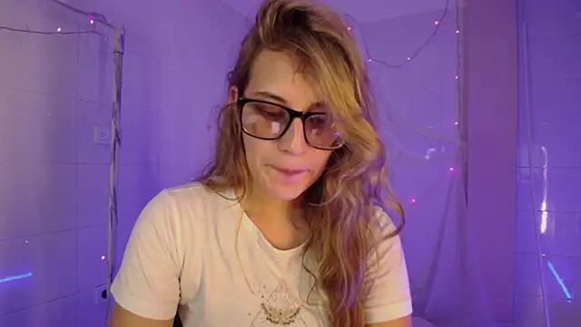 Giia paiige18 online show from December 22, 2025, 11:57 pm