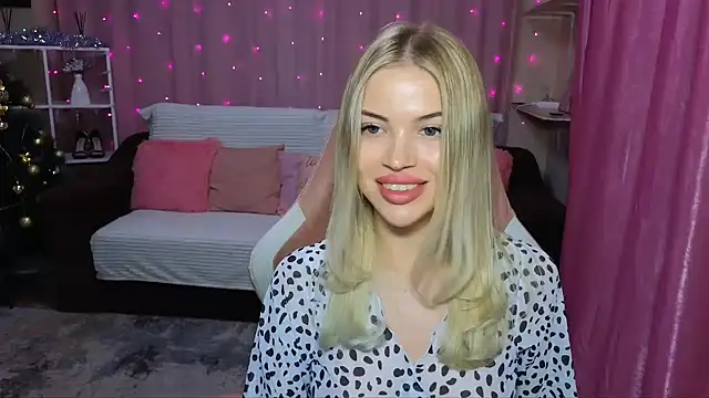 EmmyMills online show from December 5, 2024, 6:44 pm