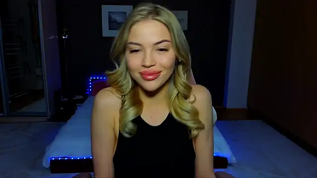 EmmyMills online show from March 5, 2025, 10:10 pm