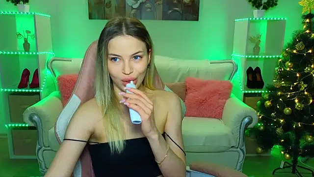 EmmyMills online show from December 20, 2025, 9:44 pm