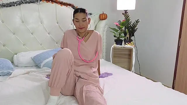 iwantbee online show from October 31, 2025, 2:01 am