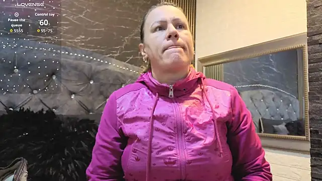 charlotte  G online show from November 24, 2025, 9:31 am