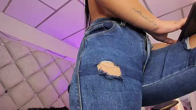 alessiaferry online show from September 29, 2025, 2:55 pm