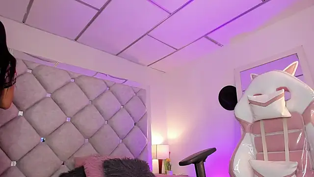 alessiaferry online show from October 18, 2025, 3:35 pm