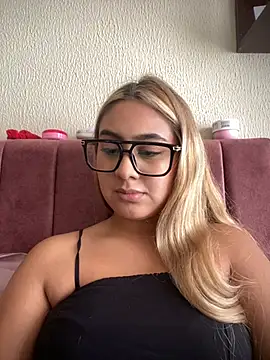 Miabonnett  online show from April 18, 2026, 7:07 pm