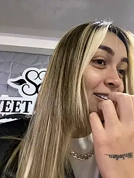 Snapshot of emma_oxford chatting on December 9, 2024, 8:23 pm emma oxford online show from December 9, 2024, 8:23 pm