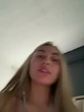 Snapshot of emma_oxford chatting on February 18, 2026, 9:33 pm emma oxford online show from February 18, 2026, 9:33 pm