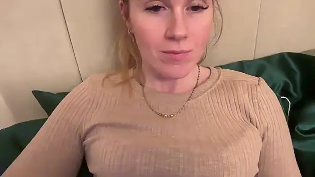 redheadrosie69 online show from December 4, 2025, 8:06 pm