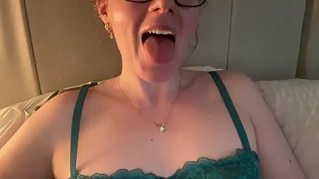 redheadrosie69 online show from January 18, 2026, 1:04 pm