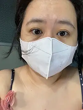 ninini92 online show from February 15, 2025, 1:05 pm