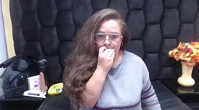 SaraThomso online show from December 19, 2024, 1:51 pm