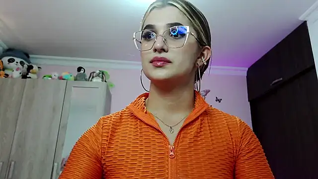 Snapshot of caroline_jonson chatting on December 8, 2024, 7:11 pm caroline jonson online show from December 8, 2024, 7:11 pm