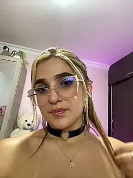 Snapshot of caroline_jonson chatting on December 15, 2024, 11:20 pm caroline jonson online show from December 15, 2024, 11:20 pm