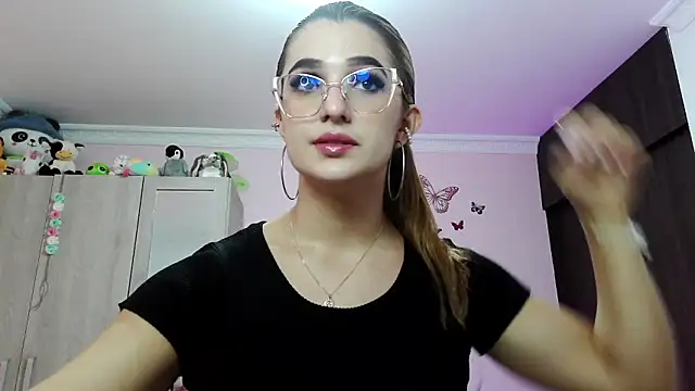 Snapshot of caroline_jonson chatting on December 19, 2024, 7:29 pm caroline jonson online show from December 19, 2024, 7:29 pm